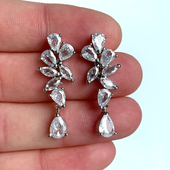 NEW~ Anthropologie APPLES & FIGS Fantasy Crystal-Cut Cluster Leaf Earrings - Picture 6 of 7